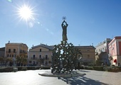Pomnik o. Pio pośrodku Piazza Padre Pio, stworzony przez Pericle Fazziniego. W centrum znajduje się święty trzymający monstrancję, poniżej sceny z jego życia – moment otrzymania stygmatów, on sam w konfesjonale i dwa metaforyczne przedstawienia walk, jakie toczył z demonami. 