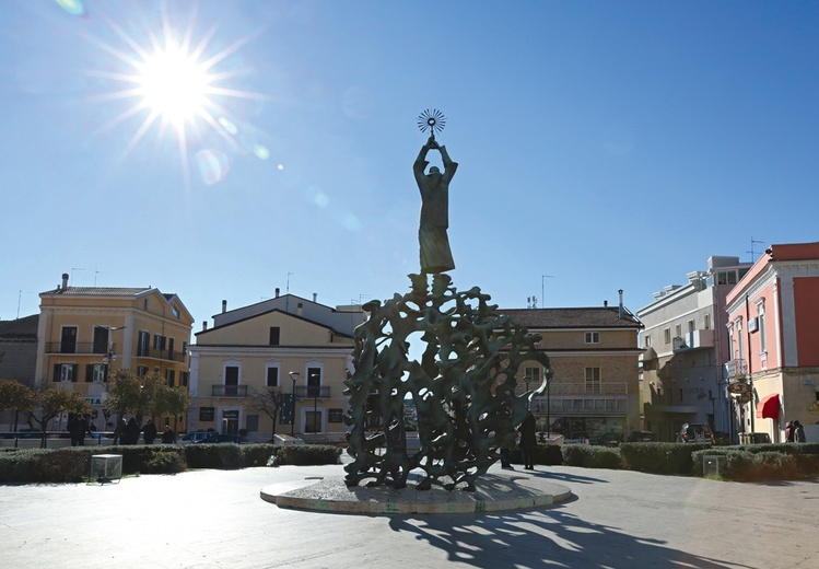 Pomnik o. Pio pośrodku Piazza Padre Pio, stworzony przez Pericle Fazziniego. W centrum znajduje się święty trzymający monstrancję, poniżej sceny z jego życia – moment otrzymania stygmatów, on sam w konfesjonale i dwa metaforyczne przedstawienia walk, jakie toczył z demonami. 