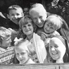 Ksiądz Prymas doskonale się czuł wśród wychowanków Zakładu dla Niewidomych Dzieci w Laskach, które często odwiedzał.