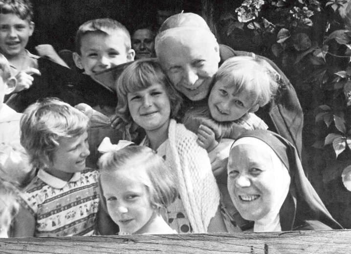Ksiądz Prymas doskonale się czuł wśród wychowanków Zakładu dla Niewidomych Dzieci w Laskach, które często odwiedzał.
