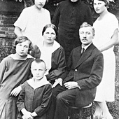 Ks. Stefan Wyszyński z rodziną: siostrami, ojcem Stanisławem i jego drugą żoną Eugenią Godlewską oraz przyrodnim rodzeństwem.