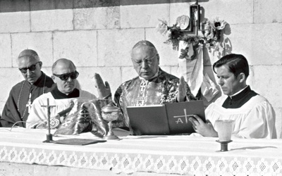 Ks. Józef Glemp przez 12 lat był kapelanem i osobistym sekretarzem prymasa Wyszyńskiego. Towarzyszył mu podczas podróży, różnych kościelnych uroczystości oraz wizytacji w parafiach. Na zdjęciu: podczas Mszy św. na cmentarzu polskim na Monte Cassino w listopadzie 1971 r.