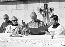 Ks. Józef Glemp przez 12 lat był kapelanem i osobistym sekretarzem prymasa Wyszyńskiego. Towarzyszył mu podczas podróży, różnych kościelnych uroczystości oraz wizytacji w parafiach. Na zdjęciu: podczas Mszy św. na cmentarzu polskim na Monte Cassino w listopadzie 1971 r.