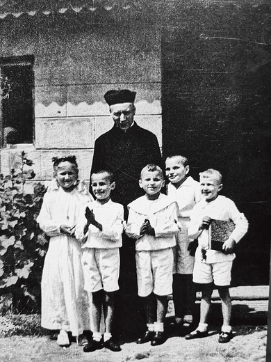 Ks. Stefan Wyszyński często odwiedzał Laski. W czasie II wojny światowej przez pewien czas był kapelanem sióstr i niewidomych dzieci. A kiedy wybuchło powstanie warszawskie, wspierał przywożonych do Lasek rannych powstańców.