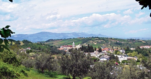Widok na Manoppello w Abruzji we Włoszech. „Ukrycie się” chusty z grobu Jezusa – jeśli jest autentyczna – właśnie w tak niepozornej miejscowości odpowiadałoby Bożej logice wybierania tego, co niepozorne, z czym nikt nie wiąże wielkich nadziei.