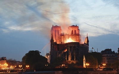 15 kwietnia 2019 roku w katedrze Notre Dame wybuchł pożar. Świątynia została poważnie uszkodzona, ale dwie najcenniejsze rzeczy – Najświętszy Sakrament i relikwie cierniowej korony – uratowano.