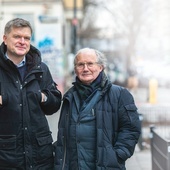 Grzegorz Górny reporter, eseista, publicysta, reżyser, producent filmowy i telewizyjny. Autor 35 książek. Laureat wielu nagród dziennikarskich, filmowych i książkowych. Janusz Rosikoń wybitny polski fotograf, współzałożyciel wydawnictwa Rosikon Press, członek Stowarzyszenia Dziennikarzy Polskich i Związku Polskich Artystów Fotografików. Jest autorem i współautorem wielu pasjonujących albumów fotograficznych.