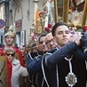 Na Sycylii działa mnóstwo bractw, które organizują widowiskowe obchody Wielkiego Tygodnia. W Wielki Piątek w tych barwnych procesjach noszone są nie tylko figury przedstawiające umęczonego Chrystusa, ale także relikwie Krzyża Świętego czy innych znaków męki Pańskiej.
