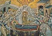 Ikona Zaśnięcia Matki Bożej wyraża prawdę o wniebowzięciu. Bogurodzica spoczywa na łożu śmierci w otoczeniu apostołów. Jezus trzyma w dłoniach dziecięcą postać Maryi, co symbolizuje zabranie Jej do nieba.
