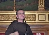 Ojciec Stefano Cecchin OFM jest przewodniczącym Papieskiej Międzynarodowej Akademii Mariologicznej, której podlega Obserwatorium ds. objawień i zjawisk mistycznych związanych z Maryją.