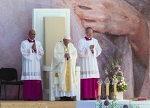 Papież Franciszek, nazywający miłosierdzie „imieniem Boga”, „najmocniejszym przesłaniem Pana”, czy wręcz Jego „dowodem tożsamości”, kontynuuje linię Jana Pawła II.