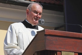 Ks. dr Stanisław Mieszczak należy do Zgromadzenia Księży Najświętszego Serca Jezusowego. Jest liturgistą, emerytowanym wykładowcą Uniwersytetu Jana Pawła II w Krakowie.