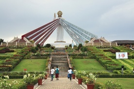 Sanktuarium Miłosierdzia Bożego na filipińskiej wyspie Mindanao. Jego centralnym punktem jest ogromna figura Jezusa Miłosiernego z kaplicą adoracji Najświętszego Sakramentu umieszczoną w sercu, z którego wychodzą dwa promienie.