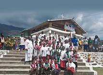 Pielgrzymi w sanktuarium Bożego Miłosierdzia w Ruqust, położonym w trudno dostępnych górach Papui-Nowej Gwinei.