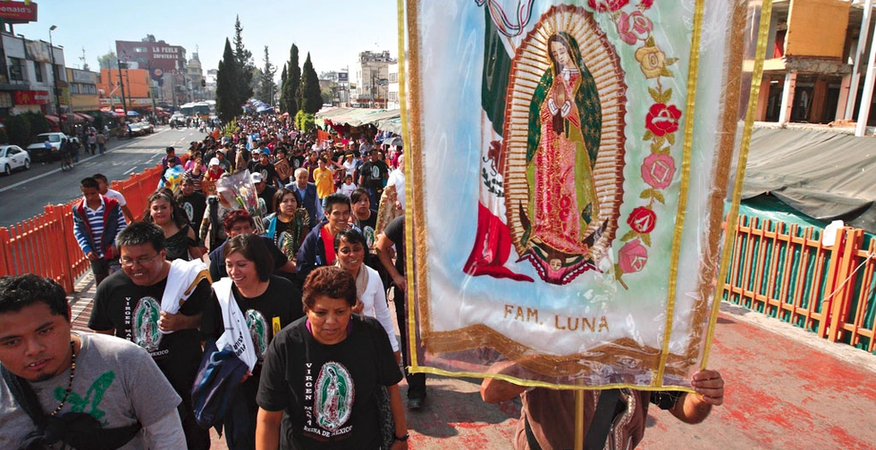 Z Meksyku przywędrowało do Polski nabożeństwo płaszcza Matki Bożej z Guadalupe, również powiązane z Różańcem.