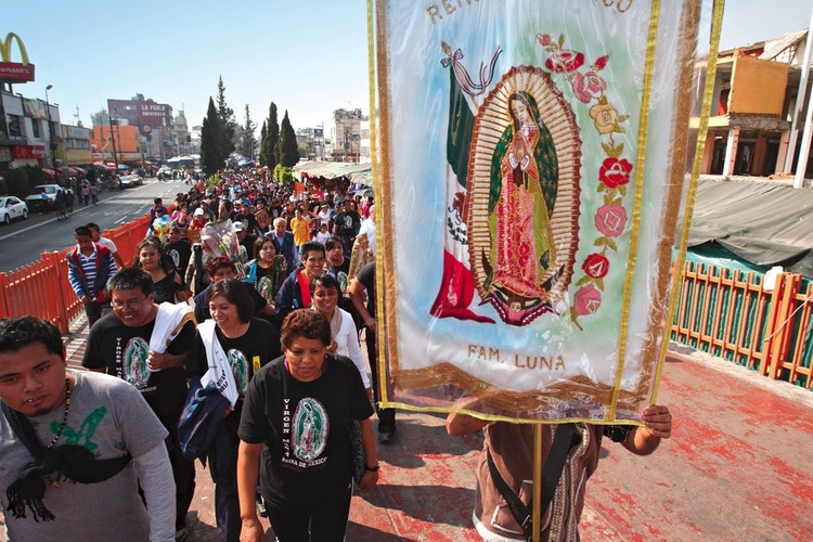 Z Meksyku przywędrowało do Polski nabożeństwo płaszcza Matki Bożej z Guadalupe, również powiązane z Różańcem.