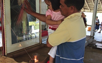W sanktuarium Miłosierdzia Bożego w El Salvador na wyspie Mindanao. – Filipińska dusza potrzebuje namacalnego kontaktu. Musimy dotknąć, doświadczyć. Wtedy spotkanie z miłosiernym Bogiem staje się dla nas naprawdę ważne – mówią posługujący tu duszpasterze.