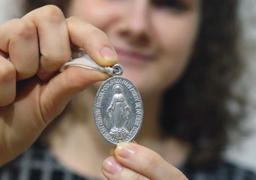 O Maryjo, bez grzechu poczęta, módl się za nami, którzy się do Ciebie uciekamy.