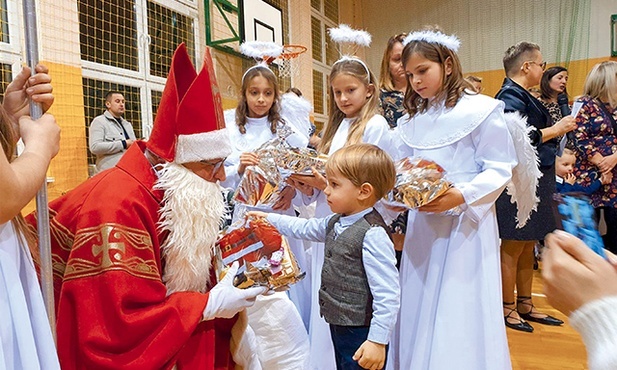 6 grudnia to Dzień Patrona Szkoły. Nie może wtedy zabraknąć prezentów