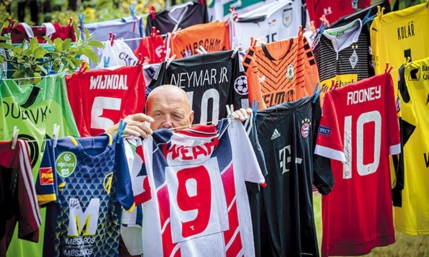 Czeski kolekcjoner prezentuje kolorowy zbiór piłkarskich koszulek