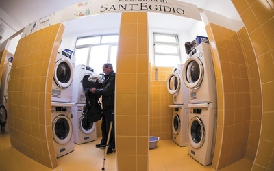 Ambulatorium, prysznice, pralnia, fryzjer. Jak Watykan pomaga ubogim i bezdomnym