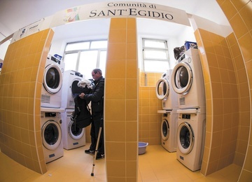 Ambulatorium, prysznice, pralnia, fryzjer. Jak Watykan pomaga ubogim i bezdomnym