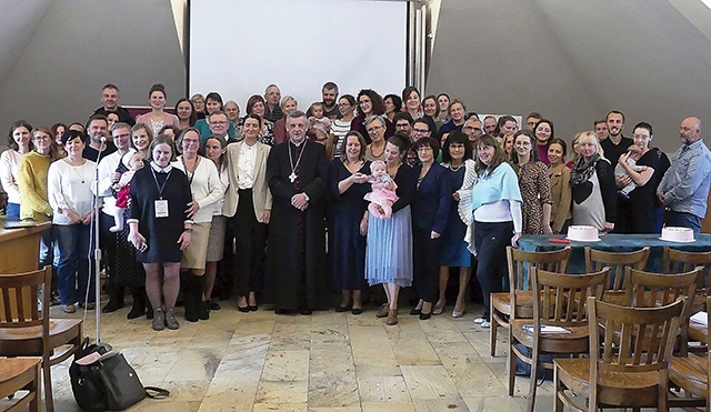 	Uczestnicy świętowania z bp. Romanem Pindlem.