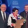 	Laureatka Anna Jakubiec z Kalnej ze starostą Andrzejem Płonką i bp. Romanem Pindlem.