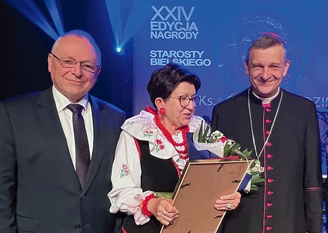 	Laureatka Anna Jakubiec z Kalnej ze starostą Andrzejem Płonką i bp. Romanem Pindlem.