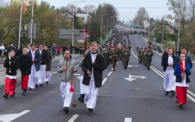 Przemarsz na cmentarz wojskowy.