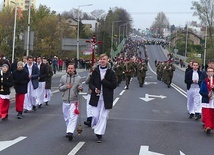 Przemarsz na cmentarz wojskowy.