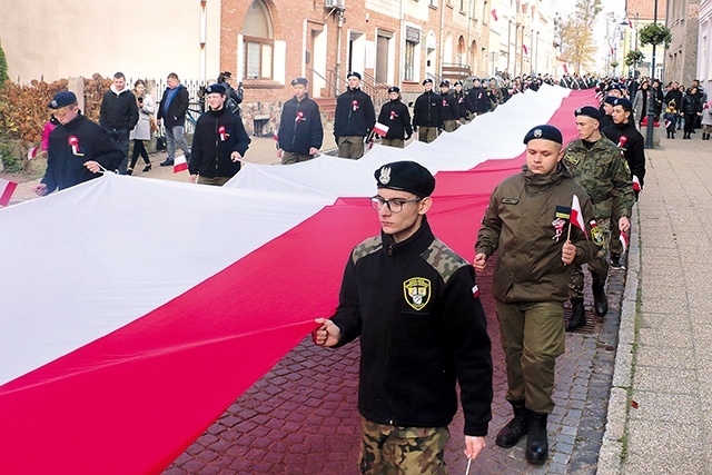 	Przemarsz ulicami Starego Miasta w Pasłęku.