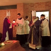 	W modlitwie  w krypcie uczestniczyli hierarchowie  gdańskiego Kościoła.