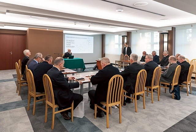 	Jedna z narad odbyła się w Sali bankietowej Wyższego Śląskiego Seminarium Duchownego.