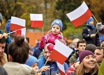 Krakowianie przychodzili na obchody Święta Niepodległości całymi rodzinami.