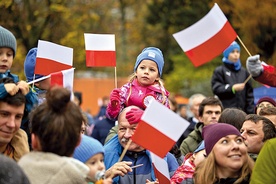 Krakowianie przychodzili na obchody Święta Niepodległości całymi rodzinami.
