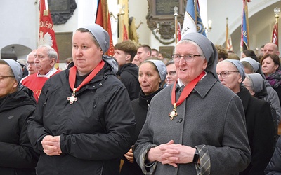 Order św. Wiktorii otrzymały s. Miriam (z prawej) i s. Anna.