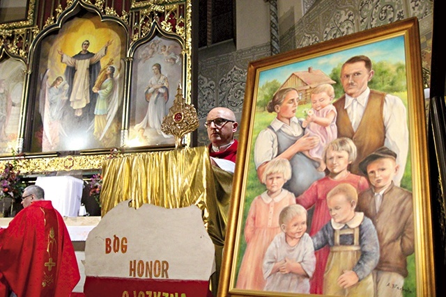 Bohaterska rodzina jest czczona jako przykład heroicznej miłości bliźniego.