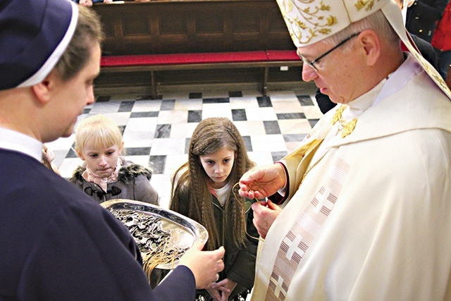 Każdy nowo przyjęty otrzymał specjalny krzyż.