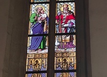 Wizerunek świętego jako biskupa z gęsiami znajduje się  w prezbiterium kościoła.