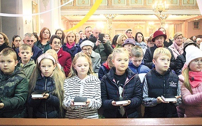 Dzieci przygotowujące się do I Komunii św. z książeczkami „Droga do Nieba”.