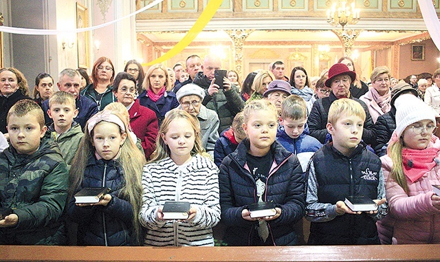 Dzieci przygotowujące się do I Komunii św. z książeczkami „Droga do Nieba”.