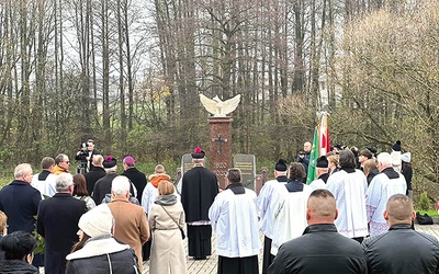 Szydłowski monument – zwieńczony wykutym z piaskowca orłem w koronie zrywającym się  do lotu – stanął naprzeciwko kościoła parafialnego.