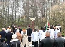 Szydłowski monument – zwieńczony wykutym z piaskowca orłem w koronie zrywającym się  do lotu – stanął naprzeciwko kościoła parafialnego.