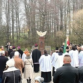 Szydłowski monument – zwieńczony wykutym z piaskowca orłem w koronie zrywającym się  do lotu – stanął naprzeciwko kościoła parafialnego.