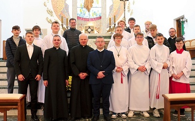 Rektor ks. Marek Adamczyk i alumni z duszpasterzami oraz liturgiczną służbą ołtarza.