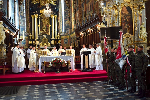 Modlitwa zgromadziła przedstawicieli różnych stanów, zawodów, grup i wspólnot.