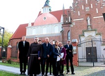 Uczestników spotkania cieszy efekt prac konserwatorskich.