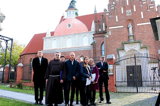 Uczestników spotkania cieszy efekt prac konserwatorskich.