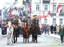 Uczestnicy przemaszerowali ulicami miasta z katedry na rynek. 